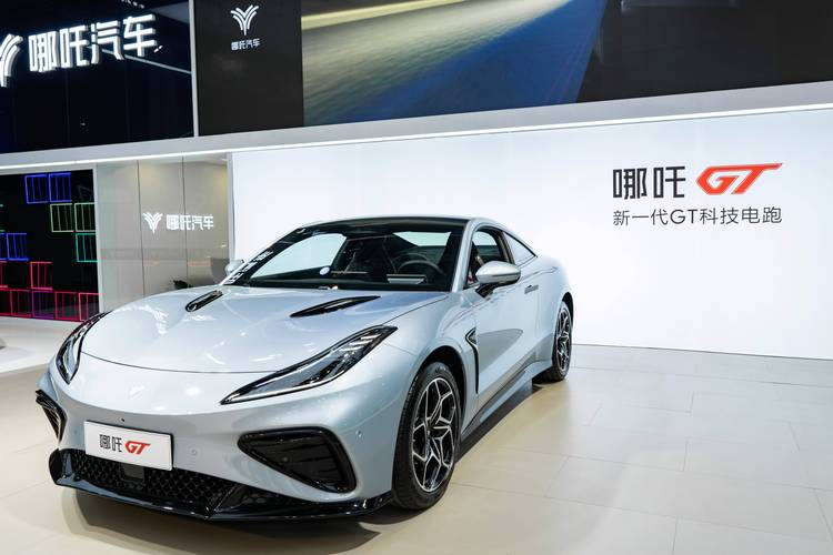 佛山264哪吒汽车在智能汽车领域的表现，领途汽车在新能源汽车市场中的影响力